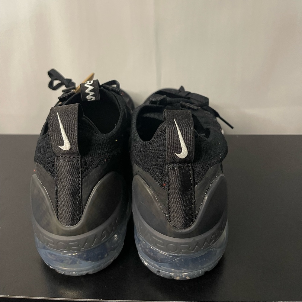 NWT Nike Women's VaporMax 2021 Flyknit Size 7.5 Black/White/Metallic🖤 - Picture 3 of 4